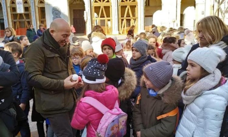 Si accende il Natale a Camerino: addobbato "l'albero della comunità"