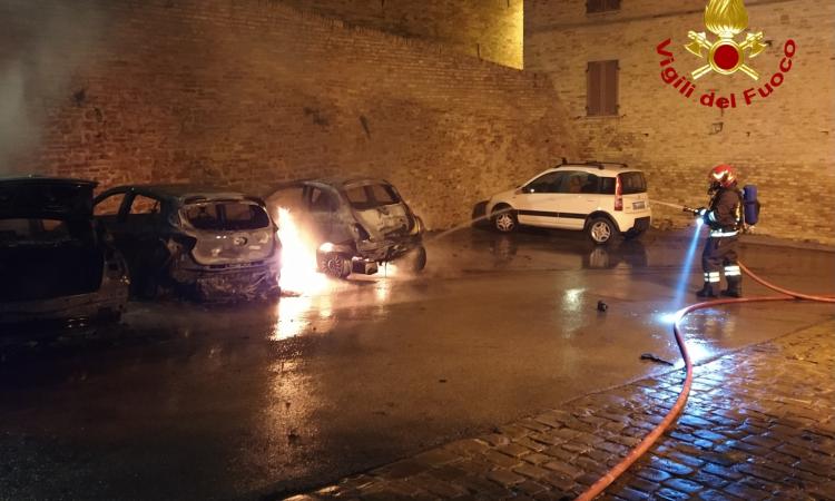 Treia, quattro auto avvolte dalle fiamme nella notte
