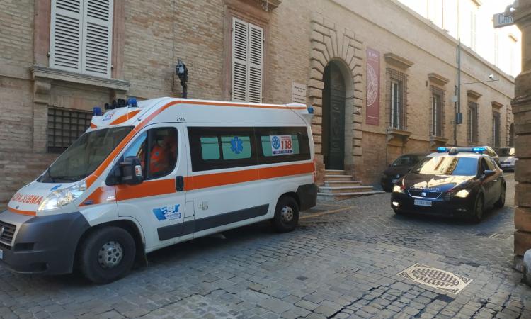 Macerata, malore alla caserma dei carabinieri: trasportato in pronto soccorso dopo l'arresto (FOTO) Macerata, malore alla caserma dei carabinieri: trasportato in pronto soccorso dopo l'arresto (FOTO)