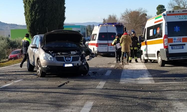 Treia, tremendo scontro all'incrocio: gravi due uomini, entrambi trasportati a Torrette (FOTO e VIDEO) Treia, tremendo scontro all'incrocio: gravi due uomini, entrambi trasportati a Torrette (FOTO e VIDEO)