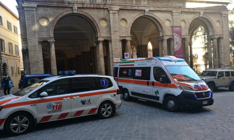 Macerata, accusa un malore all'università: donna trasportata al pronto soccorso