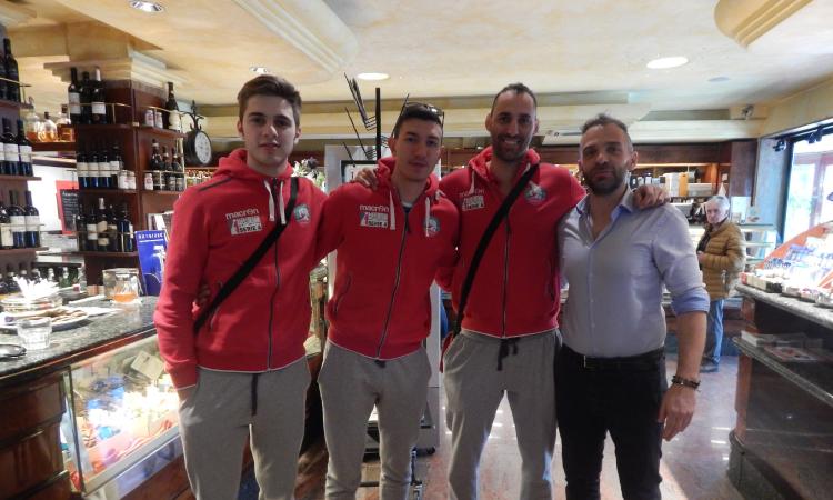 Menghi Macerata a pranzo da "Nino": Nasari, Porcello e Rossignoli ospiti dello storico Cafè