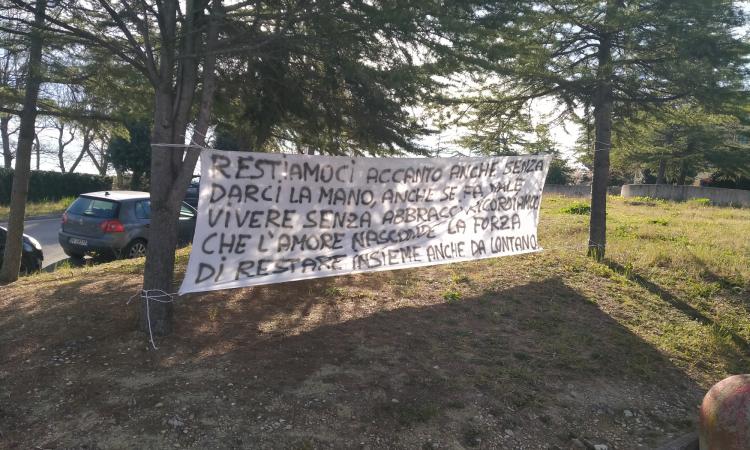 Civitanova, "Restiamoci accanto anche senza darci la mano": striscione esposto nei pressi dell'ospedale