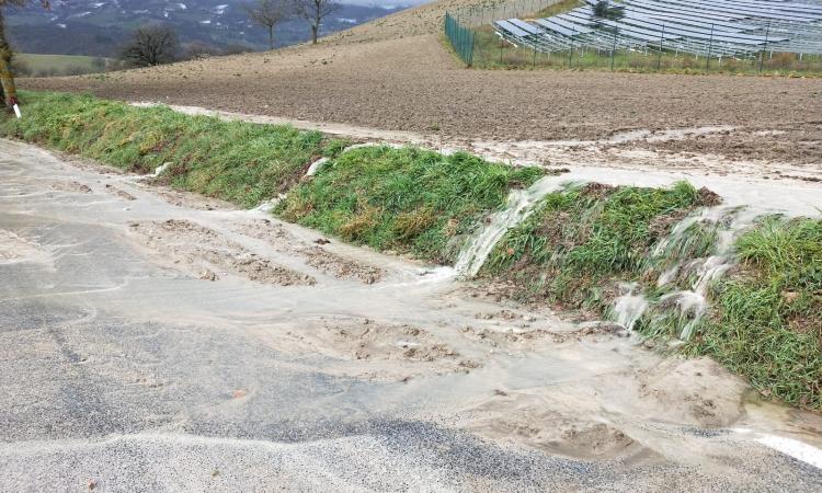 Il maltempo non dà tregua, smottamenti nella zona di Camerino Il maltempo non dà tregua, smottamenti nella zona di Camerino