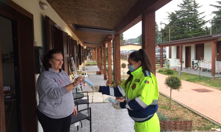 Caldarola, il comitato Ri-viviamo dona al Comune 500 mascherine Caldarola, il comitato Ri-viviamo dona al Comune 500 mascherine