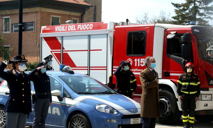 Il primo maggio nuovo omaggio delle Forze dell'Ordine al personale sanitario Il primo maggio nuovo omaggio delle Forze dell'Ordine al personale sanitario