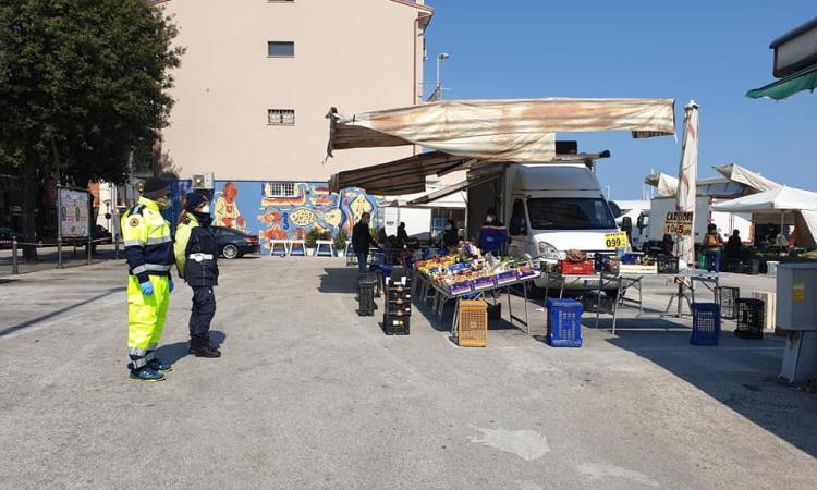Civitanova, Ciarapica: "Mercato svolto senza assembramenti. Sia da lezione a certa politica" (FOTO)