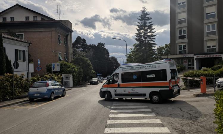 Macerata, ancora caos in pronto soccorso: 63enne ubriaco aggredisce gli infermieri