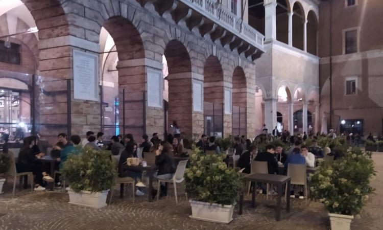 Macerata, si apre il primo week-end della fase 2: il centro si rianima sotto l'occhio attento dei carabinieri (FOTO)