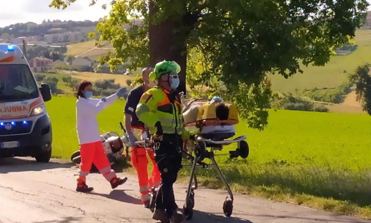Recanati, perde il controllo della Vespa e si schianta contro un albero: 35enne soccorso in eliambulanza (FOTO e VIDEO)