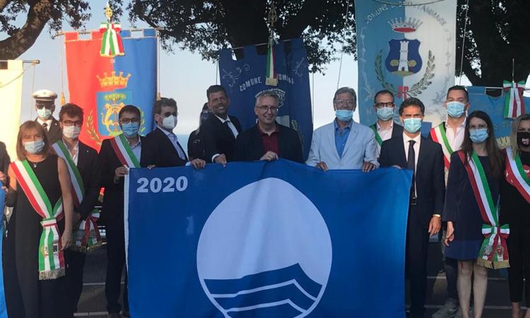 Consegnate le 15 Bandiere blu delle Marche: "Garanzia di qualità e di vacanza sicura" Consegnate le 15 Bandiere blu delle Marche: "Garanzia di qualità e di vacanza sicura"