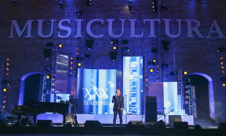 Musicultura 2020, gran finale a Macerata con la conduzione di Enrico Ruggeri: molti gli ospiti Musicultura 2020, gran finale a Macerata con la conduzione di Enrico Ruggeri: molti gli ospiti