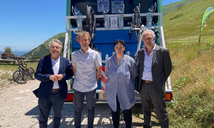 “Sibillini bus&bike”, presentato a Bolognola il servizio di trasporto estivo svolto da Contram (FOTO) “Sibillini bus&bike”, presentato a Bolognola il servizio di trasporto estivo svolto da Contram (FOTO)