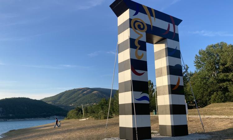 Fiastra, installato l'Arco della Ricostruzione: taglio del nastro il 25 luglio Fiastra, installato l'Arco della Ricostruzione: taglio del nastro il 25 luglio