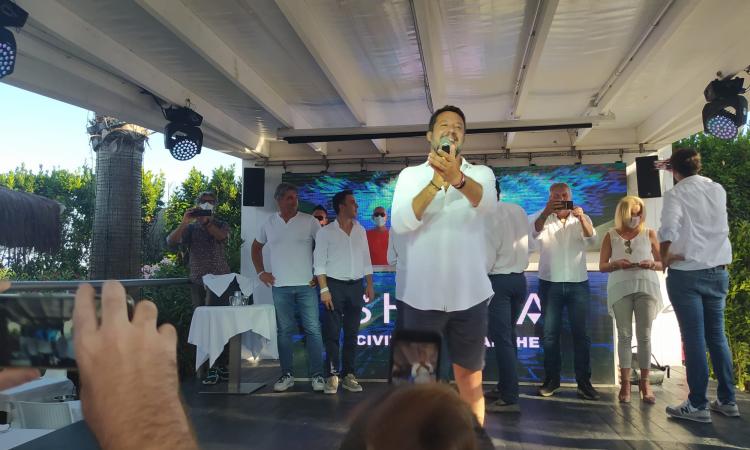 Matteo Salvini tra selfie e tuffi: "Dopo 50 anni nelle Marche si può cambiare" (FOTO e VIDEO) Matteo Salvini tra selfie e tuffi: "Dopo 50 anni nelle Marche si può cambiare" (FOTO e VIDEO)