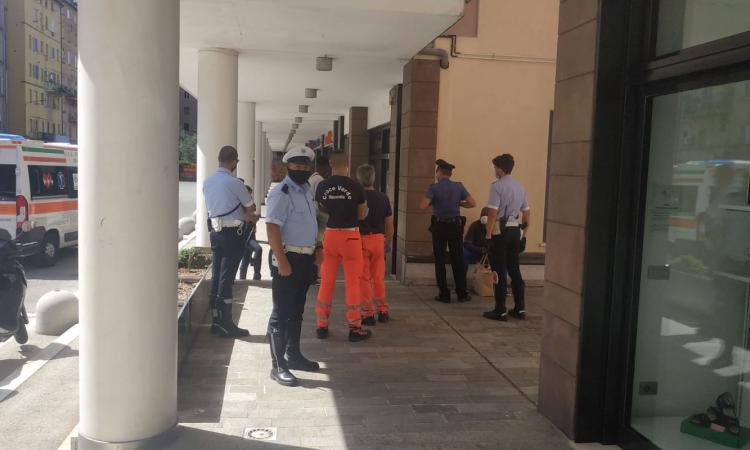Macerata, si rifiuta di dare le proprie generalità: carabinieri e Polizia Locale sul posto (FOTO)