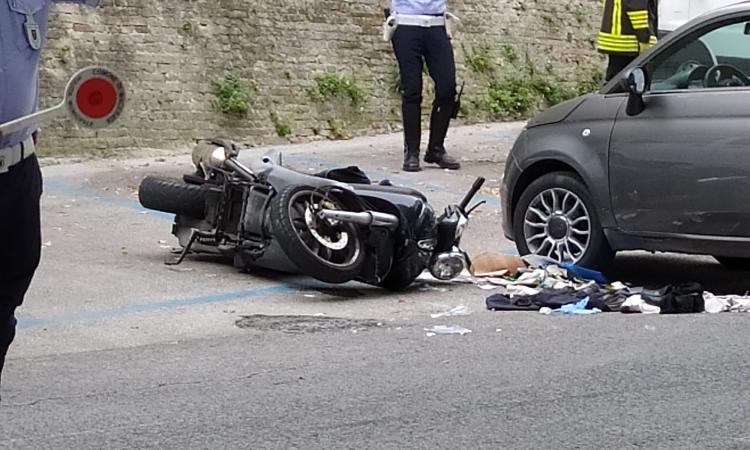 Macerata, Fiat 500 travolge scooter lungo le mura: uomo soccorso in eliambulanza (FOTO)
