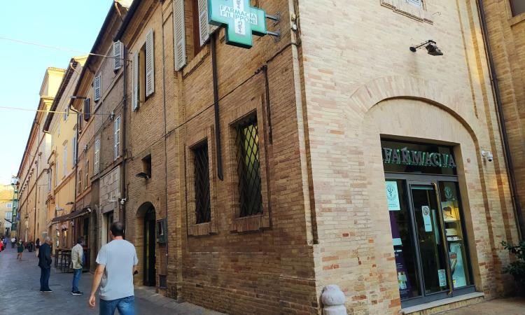 Macerata, 36enne semina il panico in farmacia: convalidato l'arresto Macerata, 36enne semina il panico in farmacia: convalidato l'arresto