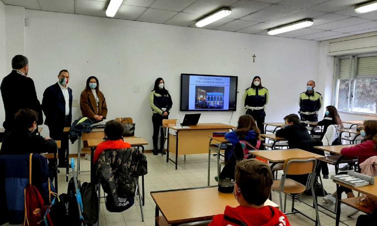 Macerata, "Impariamo a fare strada": a lezione con la Polizia Locale Macerata, "Impariamo a fare strada": a lezione con la Polizia Locale