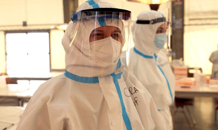 Coronavirus Marche, 369 contagi in 24 ore: in discesa rapporto nuovi casi/tamponi processati Coronavirus Marche, 369 contagi in 24 ore: in discesa rapporto nuovi casi/tamponi processati