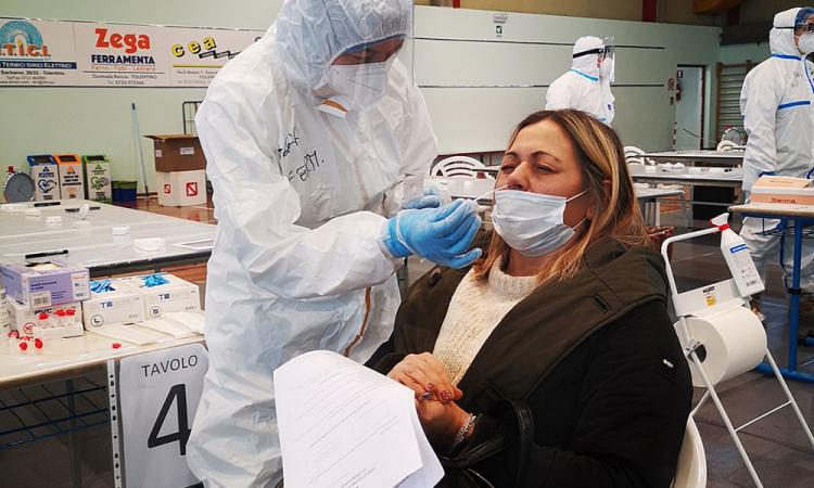 Covid, 2854 nuovi casi oggi nelle Marche: oltre 550 contagi nel Maceratese, ma l'incidenza cala
