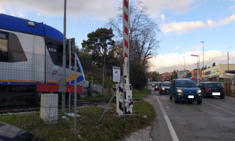 Macerata, problema alle sbarre: treno bloccato prima del passaggio a livello di via Roma