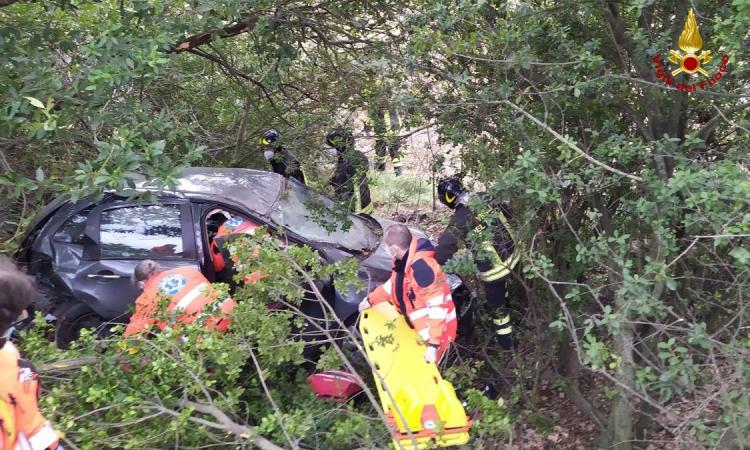 Appignano, finisce con l'auto in un dirupo: donna trasportata a Torrette in eliambulanza