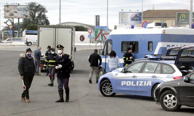 Civitanova, controlli sui camion al casello dell'A14: oltre 5mila euro di multe, sequestrati prodotti caseari (FOTO e VIDEO)