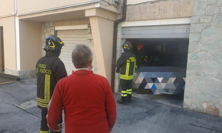 Macerata, odore nauseante in un condominio di via Palmarini: i vigili del fuoco scoprono l'origine