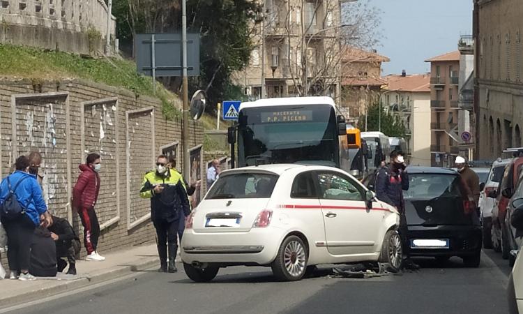 Macerata, violento scontro tra auto in via Pantaleoni: un ferito al Pronto Soccorso (FOTO) Macerata, violento scontro tra auto in via Pantaleoni: un ferito al Pronto Soccorso (FOTO)