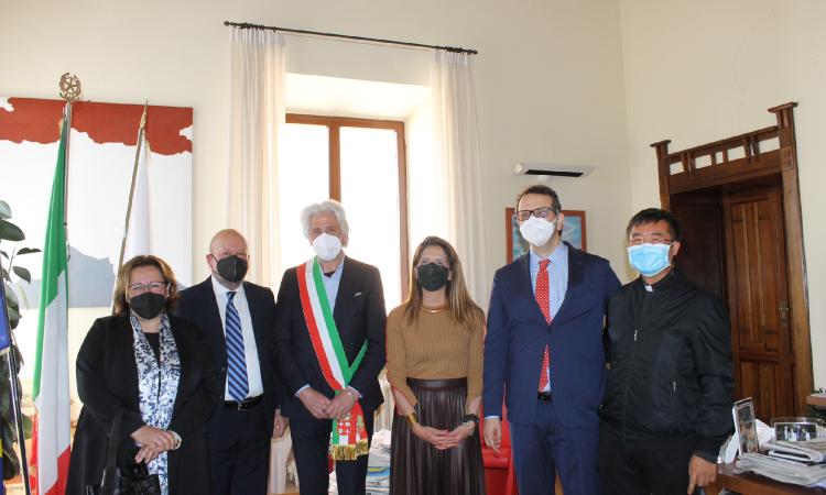 Macerata, tanti progetti nel nome di padre Matteo Ricci: accordo tra Fondazione e Comune Macerata, tanti progetti nel nome di padre Matteo Ricci: accordo tra Fondazione e Comune