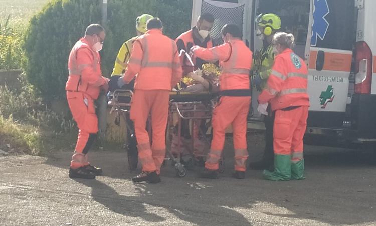 Macerata, donna si spara in casa: trasportata d'urgenza all'ospedale Torrette (FOTO e VIDEO) Macerata, donna si spara in casa: trasportata d'urgenza all'ospedale Torrette (FOTO e VIDEO)