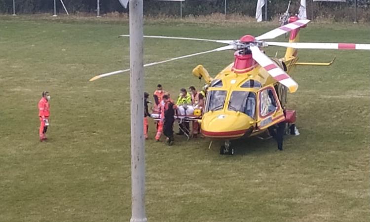 Montelupone, accusa un malore in casa e sbatte contro una porta in vetro mandandola in frantumi (FOTO)