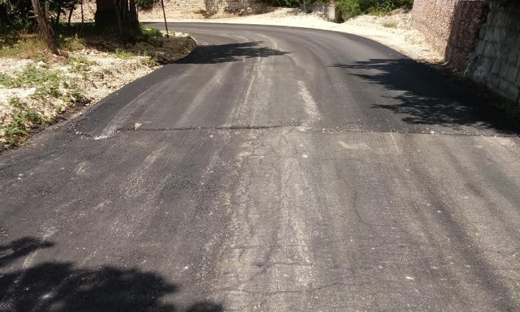 Lavori di asfaltatura lungo la provinciale “Ussita–Casali”: si va verso il completamento Lavori di asfaltatura lungo la provinciale “Ussita–Casali”: si va verso il completamento