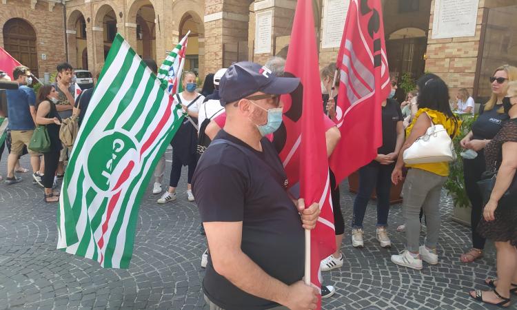 Macerata, sindacati in piazza per il caso ex Gabrielli: "Chiediamo un incontro con il prefetto"