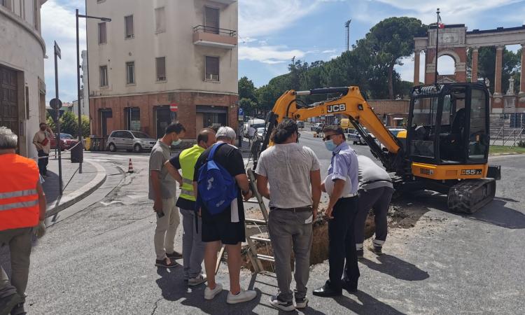 Macerata, allagamento in corso Cavour: strada chiusa e traffico deviato (FOTO) Macerata, allagamento in corso Cavour: strada chiusa e traffico deviato (FOTO)