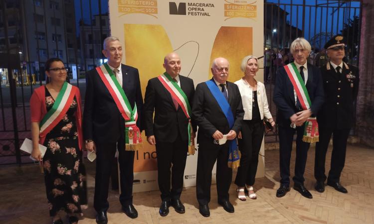 Macerata, tutti i sindaci della Provincia insieme per assistere allo spettacolo di Arturo Brachetti (FOTO e VIDEO)