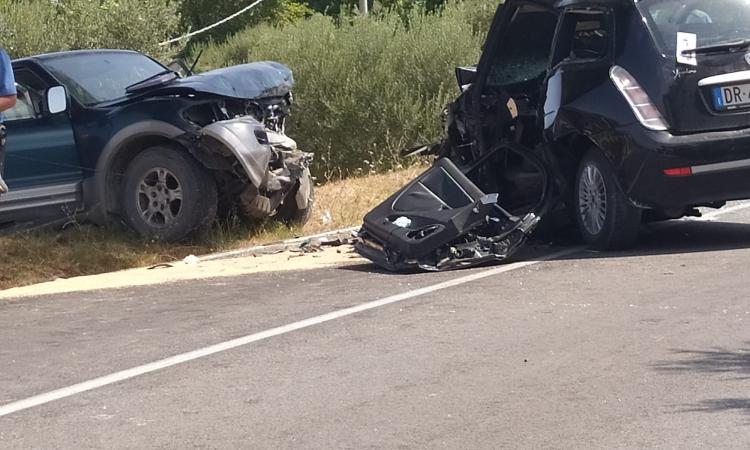Mogliano, tremendo scontro frontale: tre feriti, due di loro soccorsi con l'elicottero (FOTO)