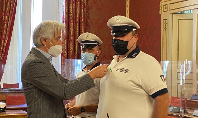 Polizia Locale Macerata, conferiti i gradi a cinque agenti e consegnate le nuove divise