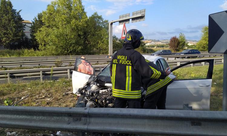 Montecosaro, auto si schianta contro il guardrail in superstrada: un ferito grave e traffico in tilt