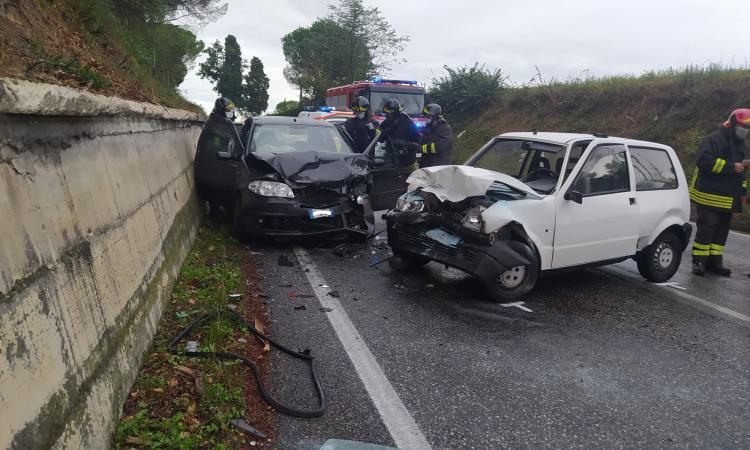 Macerata, tremendo incidente tra due auto: gravi i conducenti, arriva l'eliambulanza (FOTO e VIDEO)