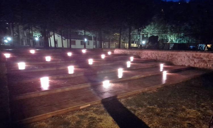 Pieve Torina si tinge di rosa: una luce di speranza contro il tumore al seno