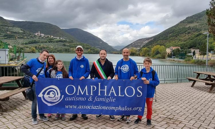 Tappa nei comuni del cratere per il camminatore Pedersoli. Con lui i volontari dell' Omphalos