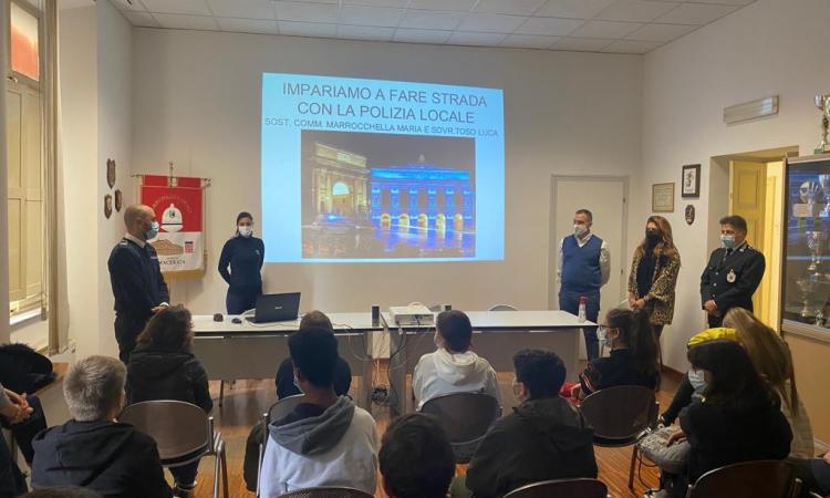Macerata, la Polizia Locale sale in cattedra: una lezione speciale per i ragazzi del Convitto Macerata, la Polizia Locale sale in cattedra: una lezione speciale per i ragazzi del Convitto