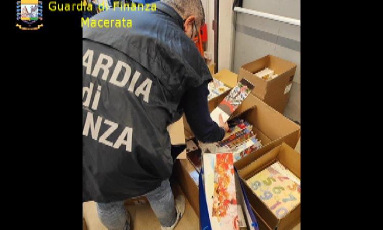 Macerata, oggetti e decorazioni non a norma pericolosi per la salute: maxi sequestro Macerata, oggetti e decorazioni non a norma pericolosi per la salute: maxi sequestro