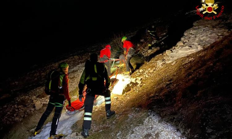Precipita per oltre 300 metri, dramma a Pintura di Bolognola: muore escursionista di 34 anni Precipita per oltre 300 metri, dramma a Pintura di Bolognola: muore escursionista di 34 anni