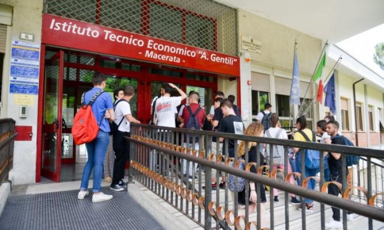 Covid, quarantena e dad: ancora una rivoluzione delle regole, ecco cosa cambia nelle scuole Covid, quarantena e dad: ancora una rivoluzione delle regole, ecco cosa cambia nelle scuole