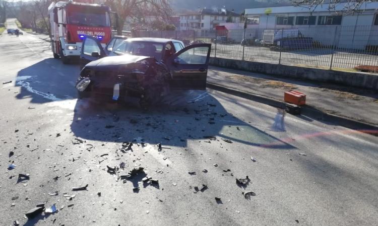 San Severino, violento scontro frontale all'incrocio: due feriti trasportati all'ospedale San Severino, violento scontro frontale all'incrocio: due feriti trasportati all'ospedale