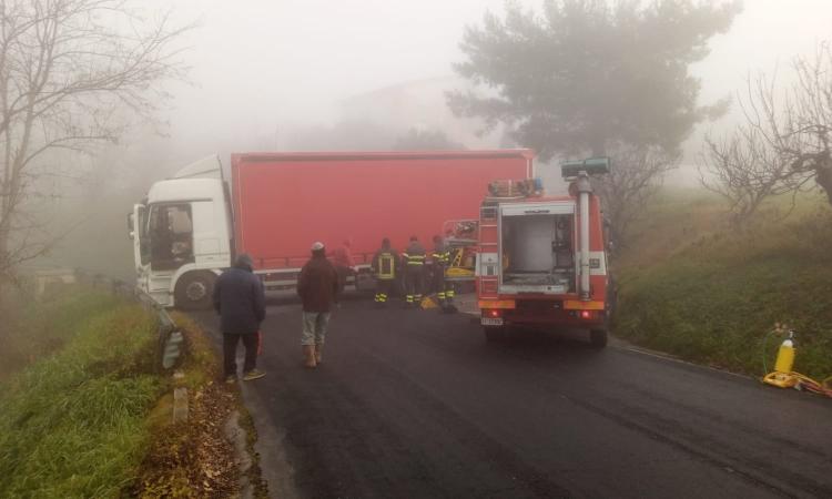 Macerata, camion si intraversa lungo la carreggiata: strada bloccata