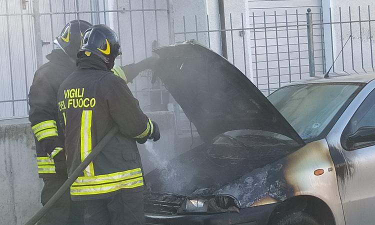 Macerata, allarme in via Bianchini: auto divorata dalle fiamme (VIDEO e FOTO) Macerata, allarme in via Bianchini: auto divorata dalle fiamme (VIDEO e FOTO)